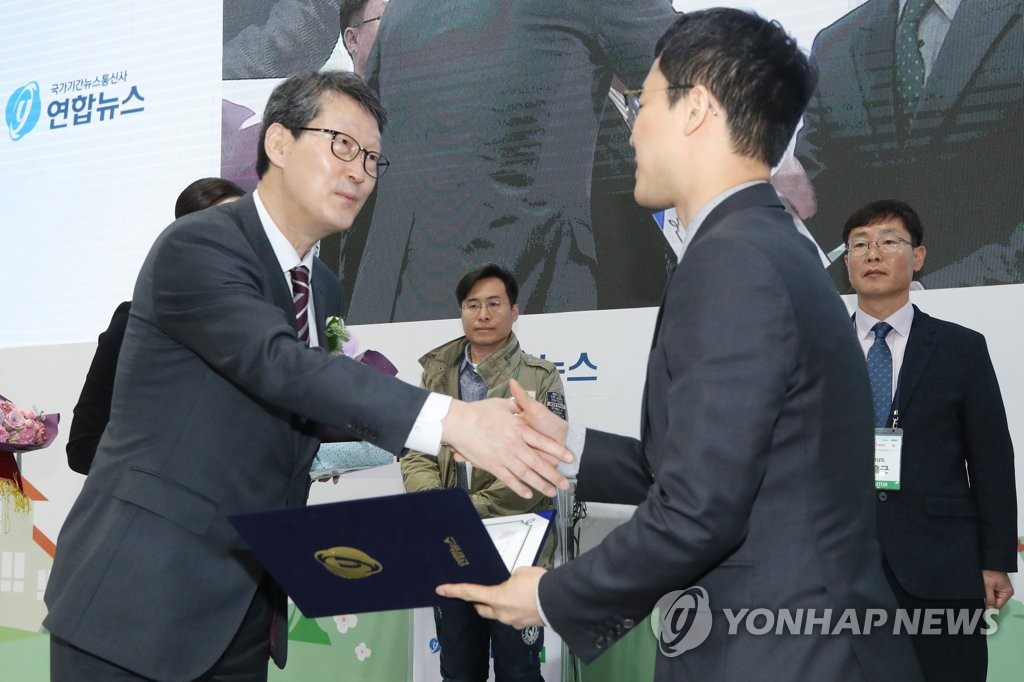 우수지자체상 수여하는 조성부 연합뉴스 사장