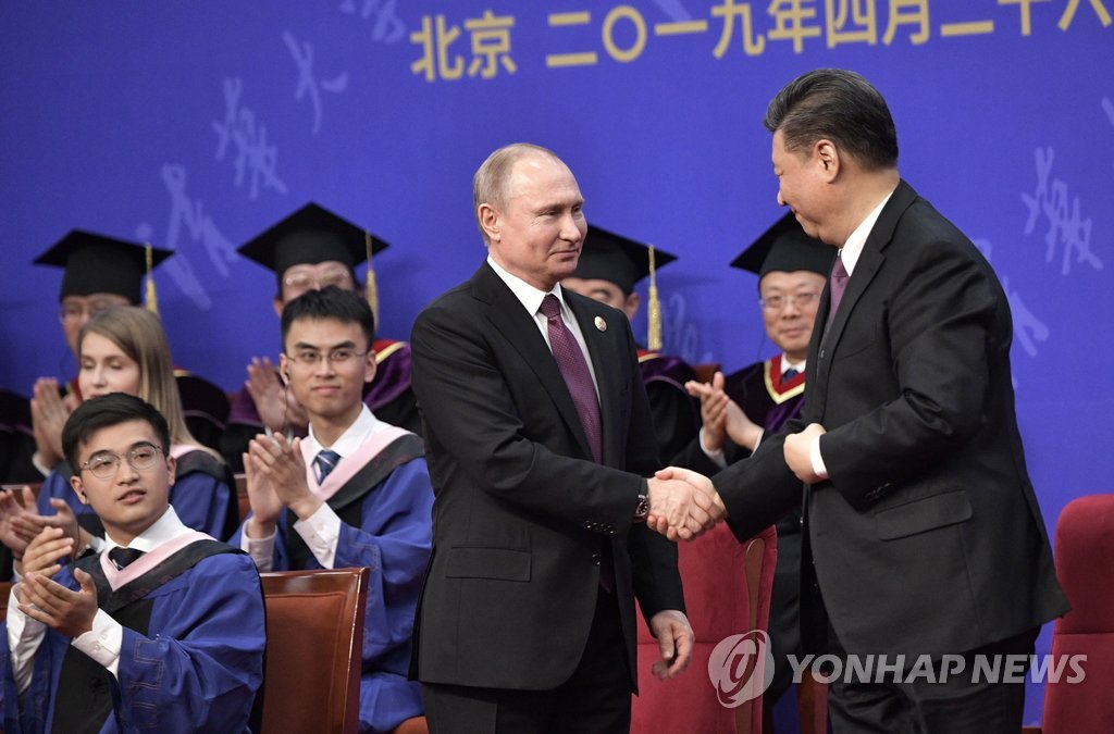 칭화대 명예박사학위 수여식서 만난 푸틴과 시진핑