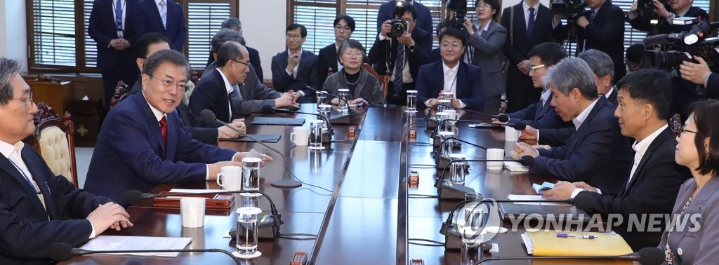 President Moon Jae-in (2nd from L) speaks at a meeting with his top aides at Cheong Wa Dae on April 29, 2019. (Yonhap)