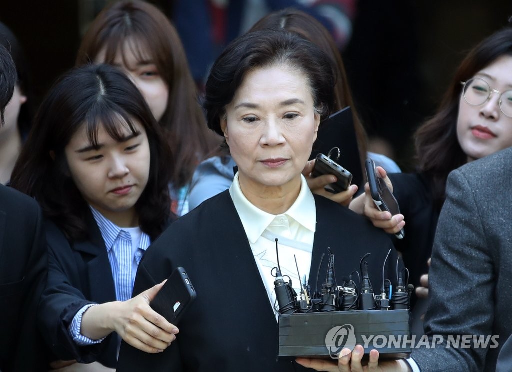 '가사도우미 불법고용' 이명희 첫 공판