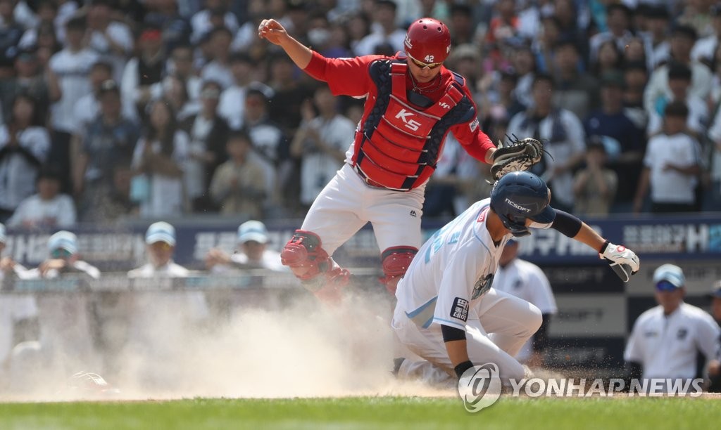 In this file photo from May 5, 2019, No Jin-hyuk of the NC Dinos (R) is thrown out at home plate against the Kia Tigers in the bottom of the first inning of a Korea Baseball Organization regular season at Changwon NC Park in Changwon, 400 kilometers southeast of Seoul. (Yonhap)