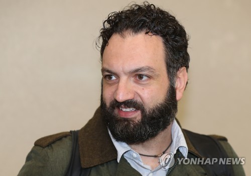 인터뷰하는 라바리니 여자배구 대표팀 감독