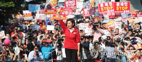 지지자들에게 인사하는 나경원 원내대표