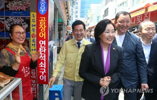 박 장관 방문에 화기애애한 전통시장