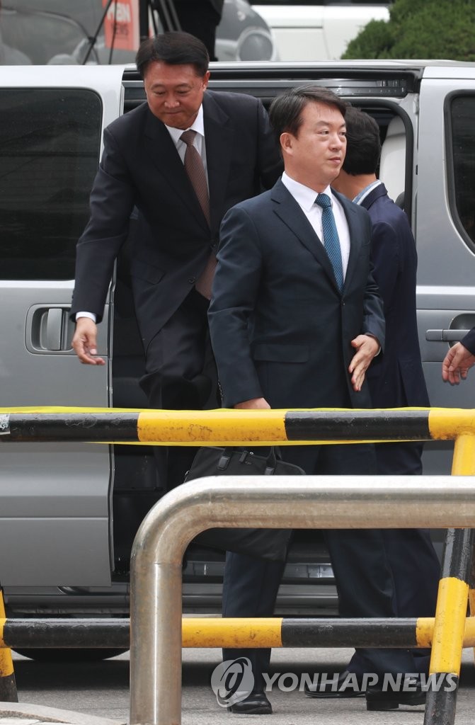 영장심사 출석하는 강신명-이철성