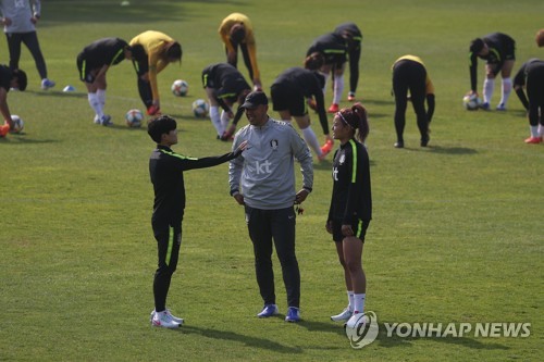 대화 나누는 지소연과 조소현