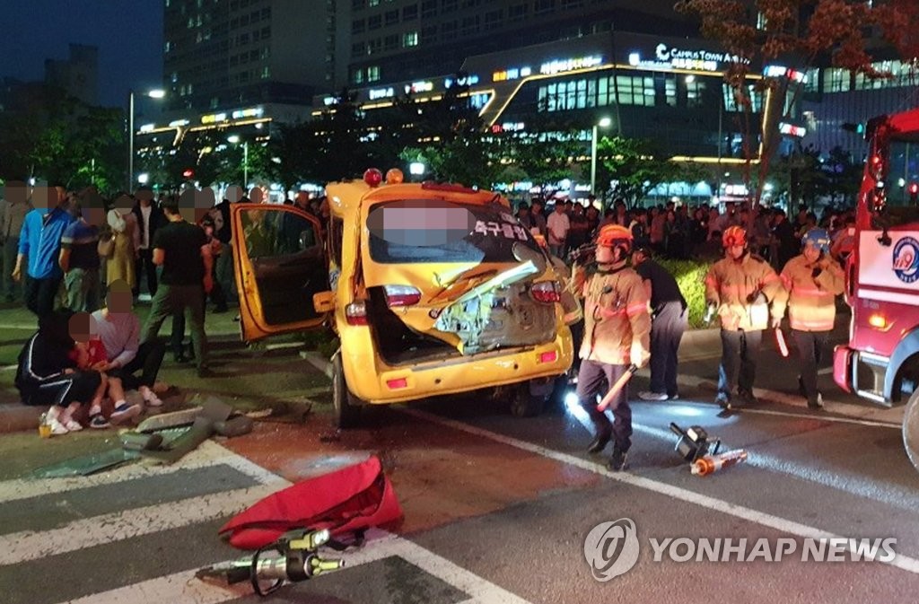 인천 송도서 초등생 5명 탄 승합차 사고…2명 사망