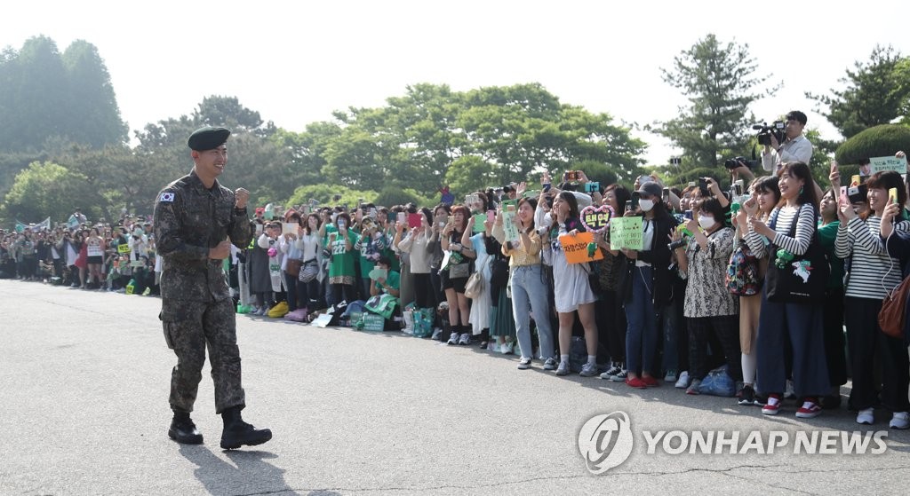 El cantante Ok Taec-yeon acaba el servicio militar El cantante Ok Taec-yeon acaba el servicio militar