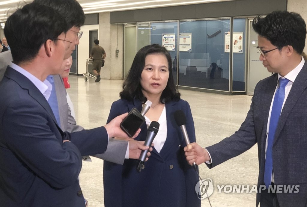 인터뷰하는 유명희 통상교섭본부장