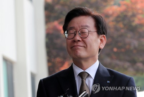 미소 짓는 이재명 지사