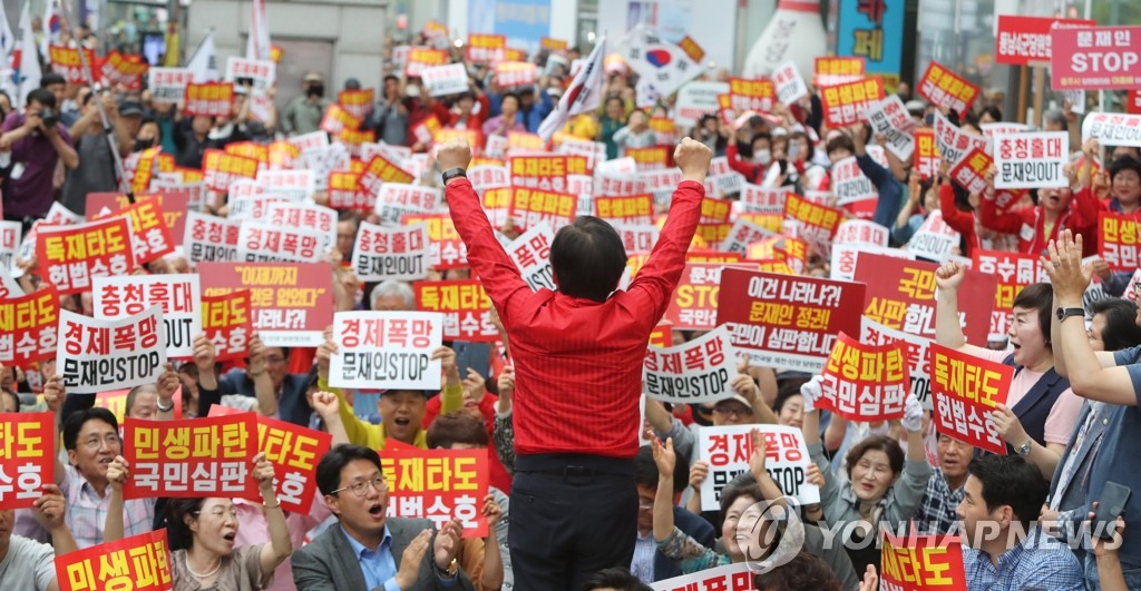 지지자들에게 손들어 인사하는 황교안 대표