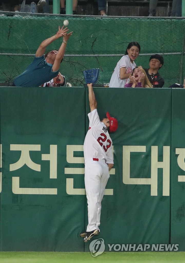 '글러브가 아닌 관중 손으로'