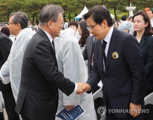 악수하는 문재인 대통령과 황교안 대표