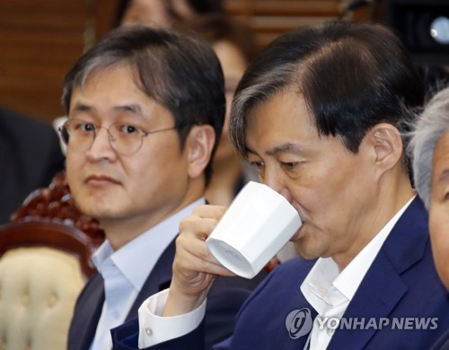 목 축이는 조국 민정수석과 박형철 반부패비서관