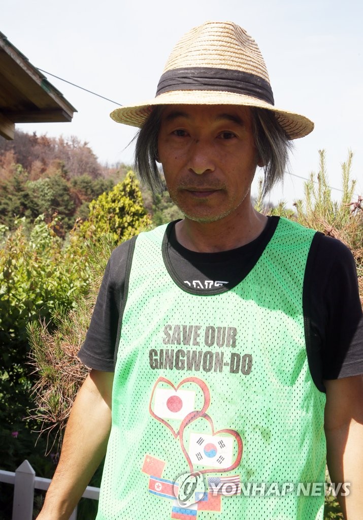 韓国被災地で奉仕活動する日本人男性 韓国被災地で奉仕活動する日本人男性