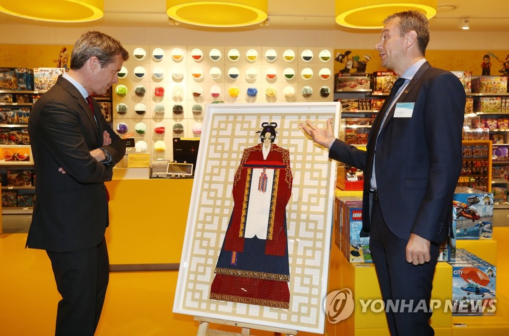 레고로 만든 작품보는 덴마크 왕세자