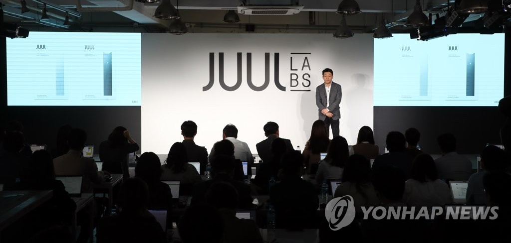 제품 설명하는 이승재 쥴 랩스 코리아 대표