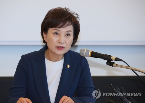 김현미, 출입기자들 만나 현안 설명