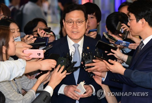 취재진 질문에 답하는 최종구 금융위원장