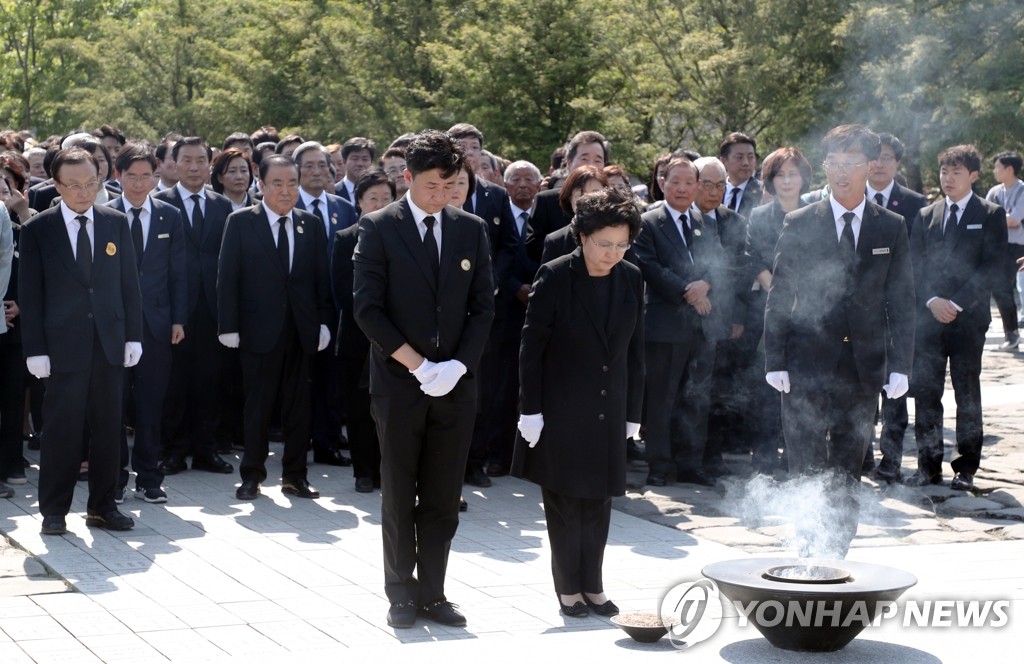 분향하는 유가족들