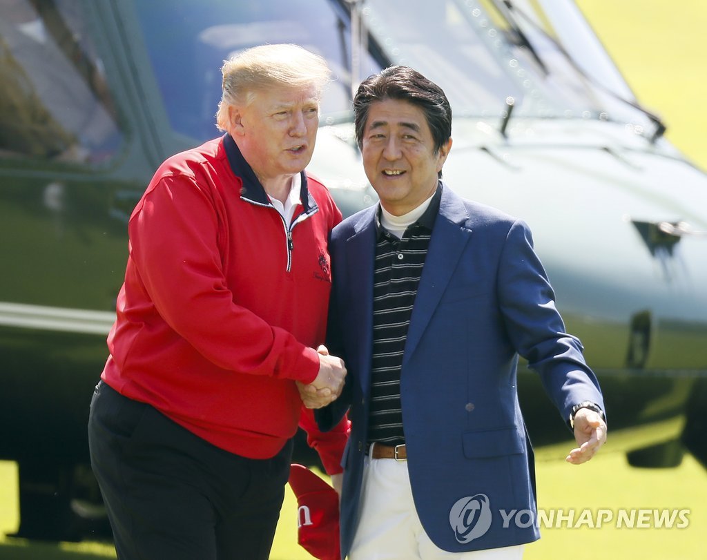 트럼프-아베, 일본서 5번째 골프 라운딩…2시간30분 '브로맨스'