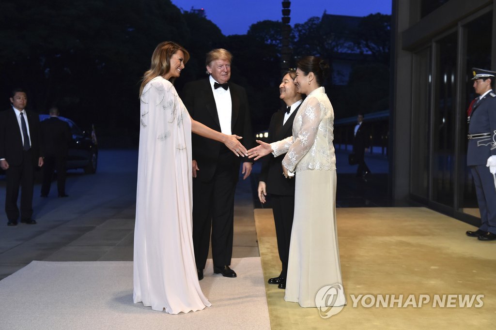 트럼프 대통령 부부 맞이하는 나루히토 일왕 부부