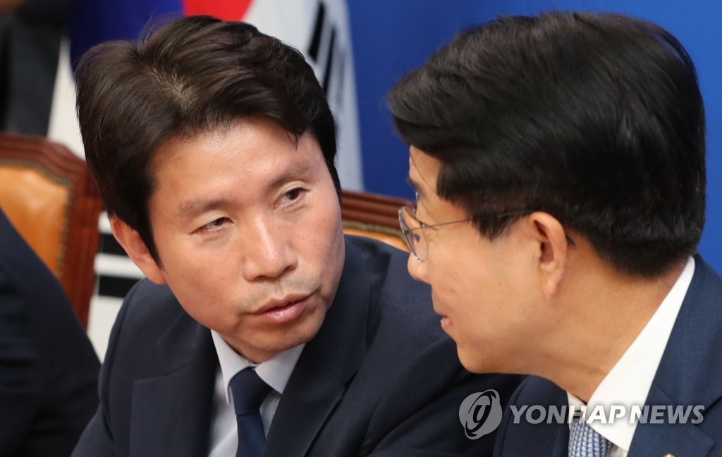이야기하는 이인영과 조정식