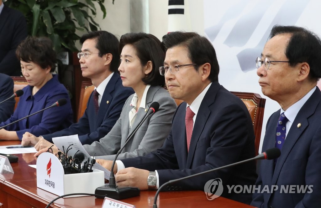 굳은 표정의 황교안 대표
