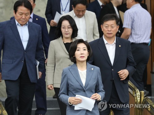 원내대책회의 들어서는 나경원 원내대표