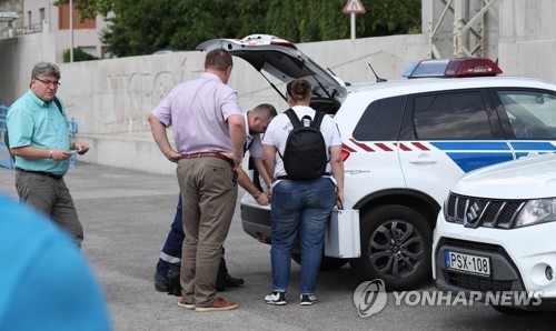 비셰그라드 선착장 앞의 현지 경찰들