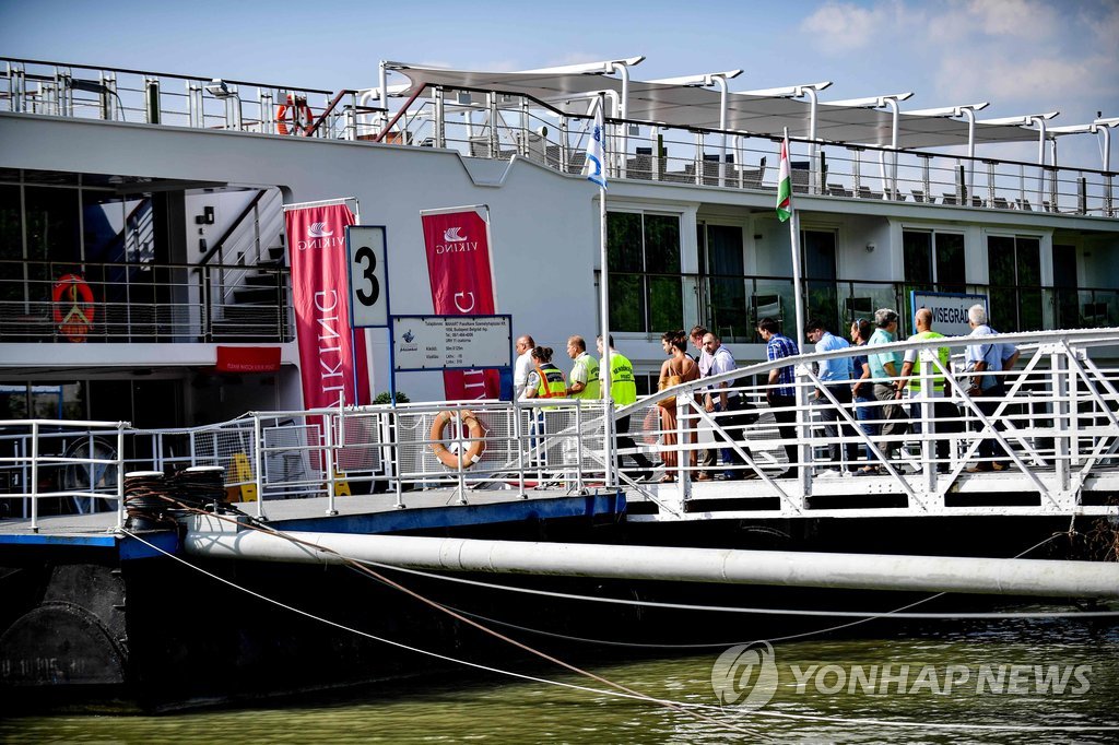 This AFP photo on June 10, 2019, shows Hungarian police and experts in Budapest boarding the Viking Sigyn, the cruise ship that hit the sightseeing boat carrying South Korean tourists, to carry out an additional search as part of a probe into the deadly sinking. (PHOTO NOT FOR SALE) (Yonhap)
