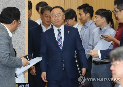 입장하는 홍남기 부총리