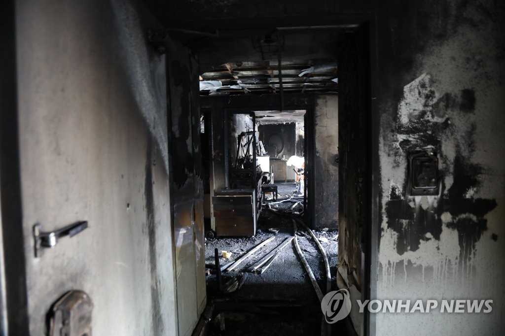 여친과 헤어진 10대가 홧김에 불질러 전소한 아파트 내부