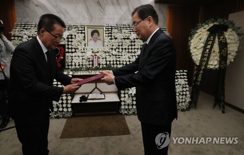 조전 전달하는 정의용 국가안보실장