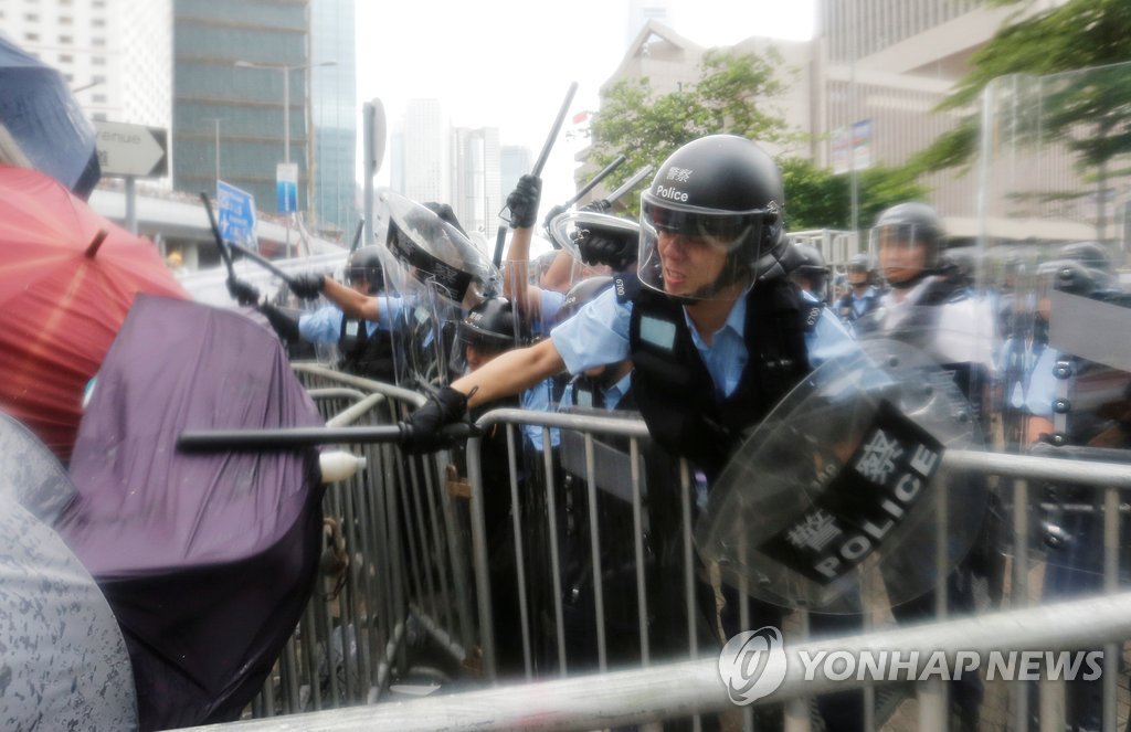 시위대와 바로 앞에서 충돌하는 홍콩 경찰