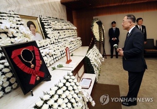 이희호 여사 빈소 조문하는 홍남기 경제부총리