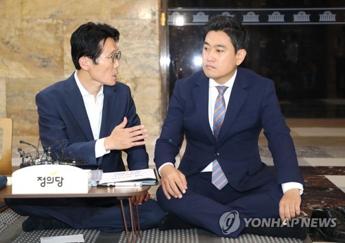 윤소하 이야기 경청하는 오신환