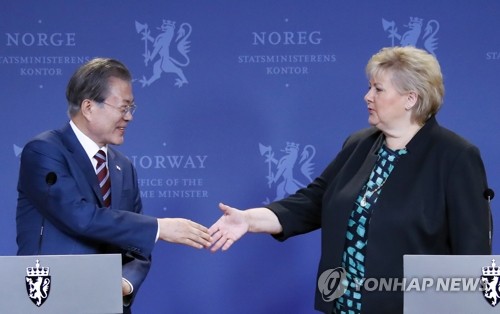 문 대통령, 노르웨이 총리와 악수