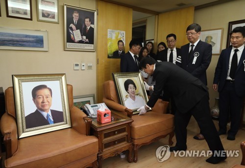 동교동 사저 찾은 이희호 여사