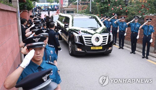 현충원 향하는 이희호 여사