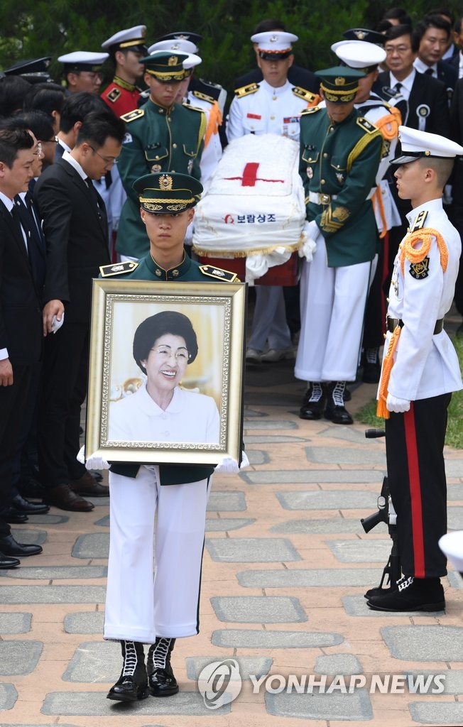 고 이희호 여사 영정 운구하는 국군 의장대