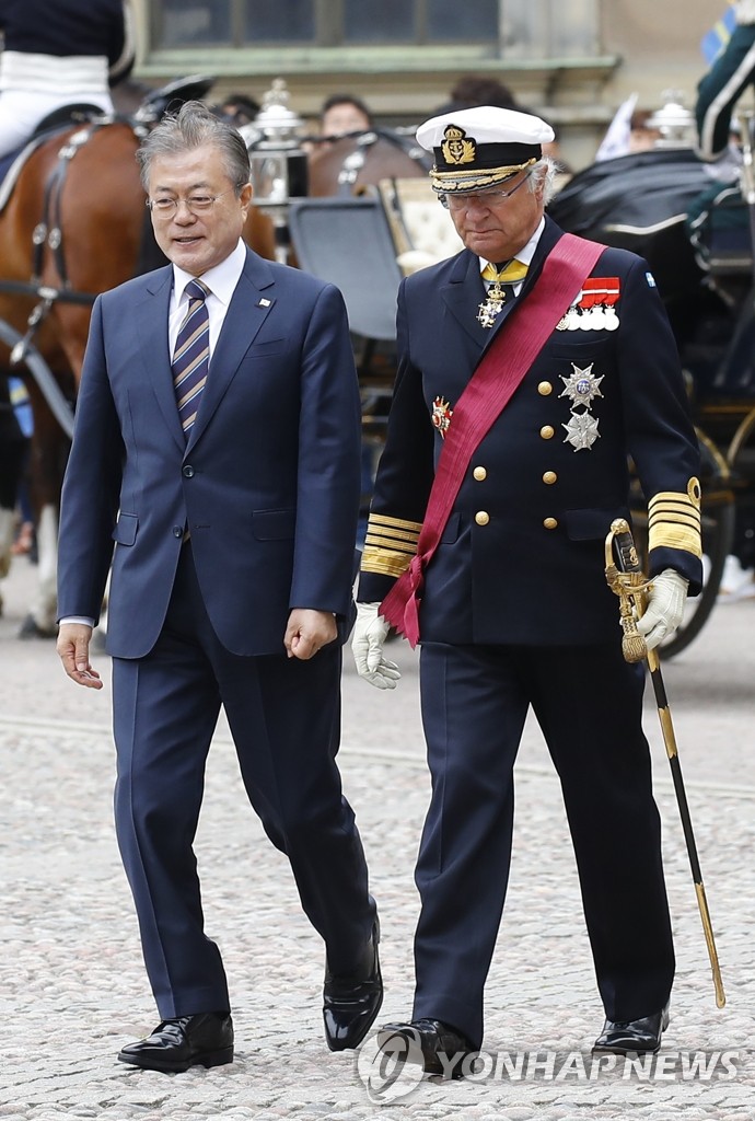 나란히 걷는 문 대통령과 스웨덴 국왕