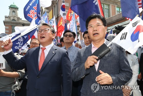 조원진과 구호 외치는 홍문종