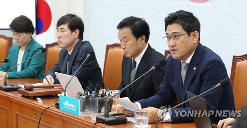 최고위원회의에서 발언하는 오신환