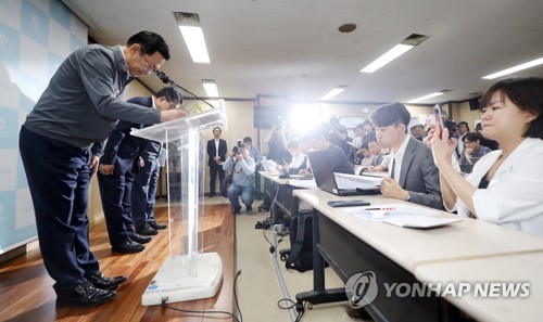 '붉은 수돗물' 피해 주민에 사과하는 박남춘 시장