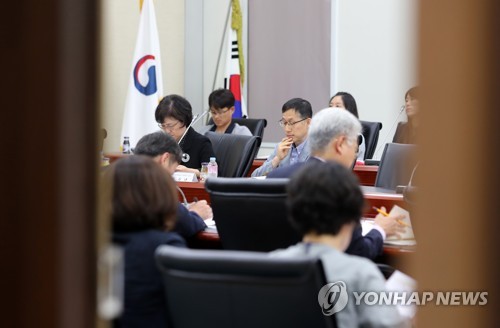 경제통계분과회의 준비하는 참석자