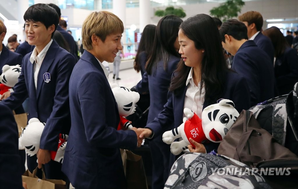 W杯終え帰国 サッカー女子韓国代表 W杯終え帰国 サッカー女子韓国代表