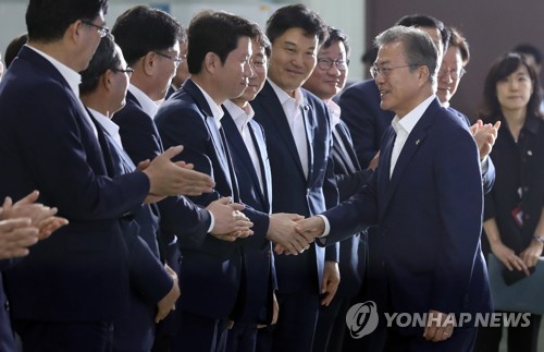 이인영 원내대표와 악수하는 문 대통령