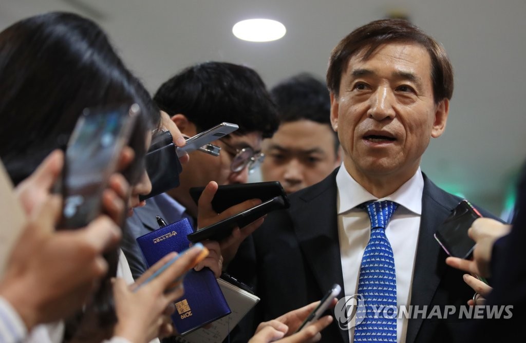 질문에 답하는 이주열 한국은행 총재