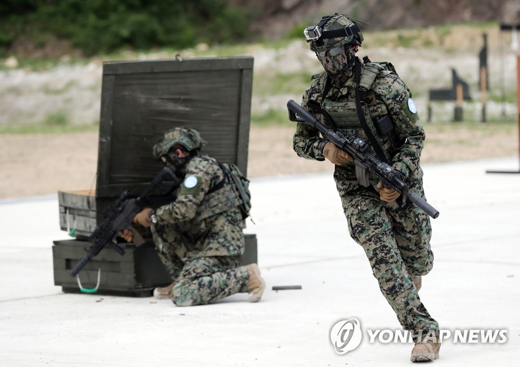 기동사격 훈련하는 워리어플랫폼 착용 장병